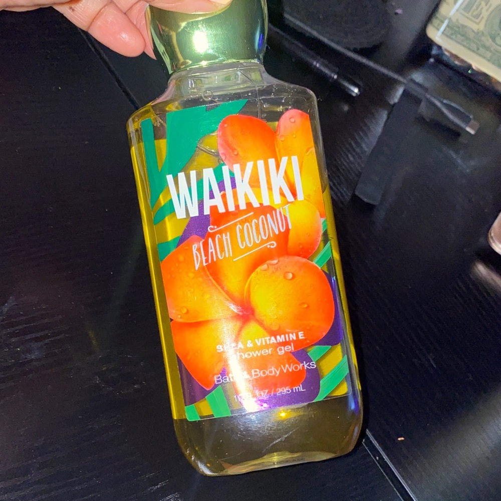 Bath & Body Works Waikiki Beach Coconut Shower Gel - Vibrant Orange and Green